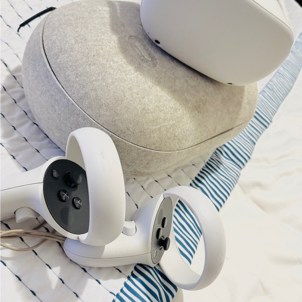 VR Headset with Controllers - White